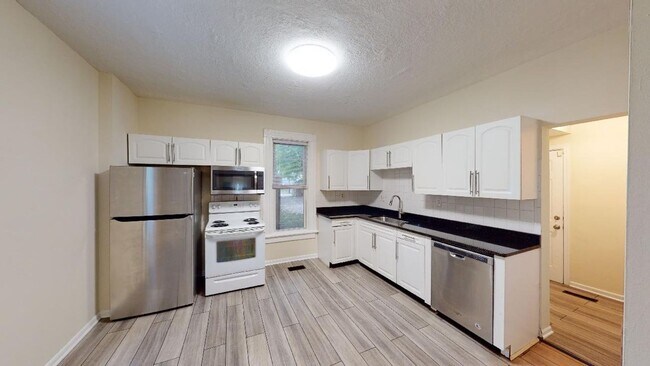 Building Photo - 2528 Deming Ave