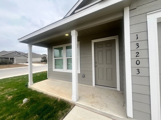 Building Photo - Charming 3 Bedroom/2 Bath Home *St. Hedwig...