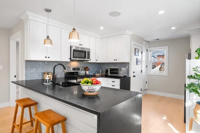 Full Size Kitchen w/ Newer Appliances - 102A Mount Pleasant Ave