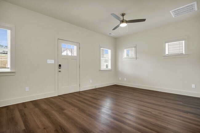 Building Photo - 1 Bedroom home with Fenced Backyard!