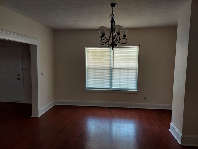 Foto del edificio - 3 BED / 1 BATH SINGLE FAMILY