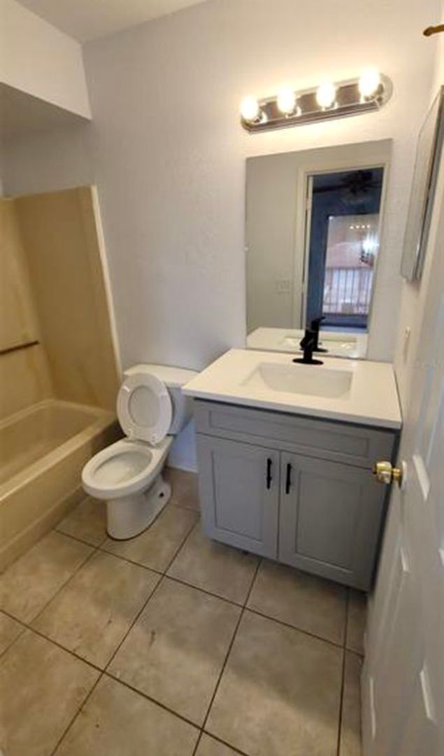 Building Photo - non-687 Royalty Ct