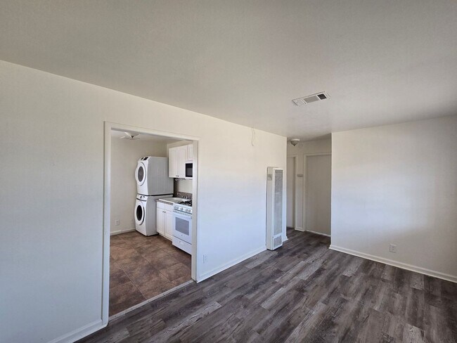 Foto del edificio - Yucca Ave 6686-6688