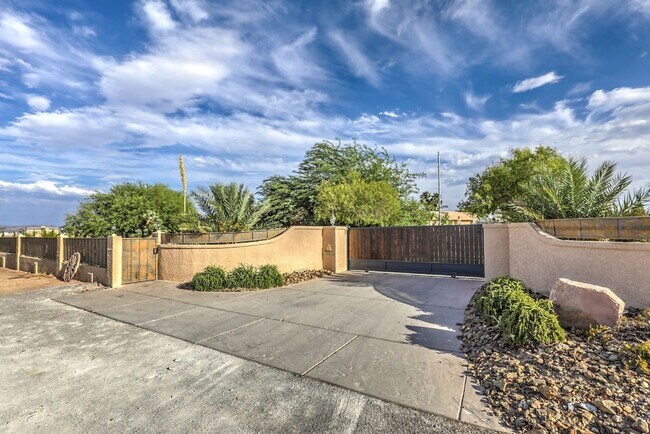 Building Photo - STUNNING FULLY CUSTOM HOME ON 1 ACRE PRIVA...
