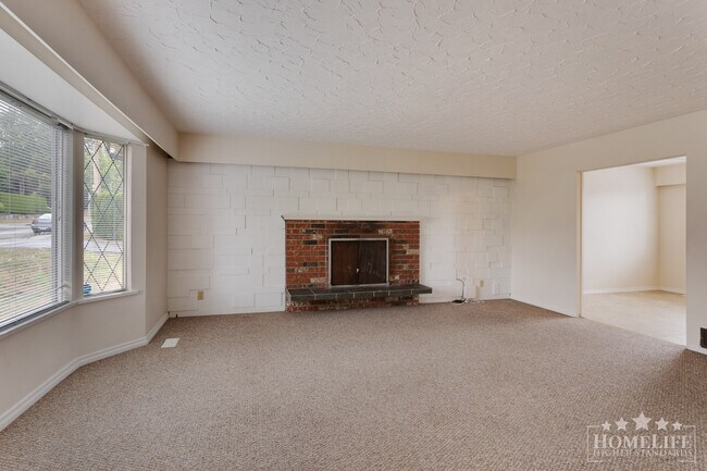 Photo du bâtiment - Spacious 3 Bedroom + 2 Bathroom Family Home in North Burnaby