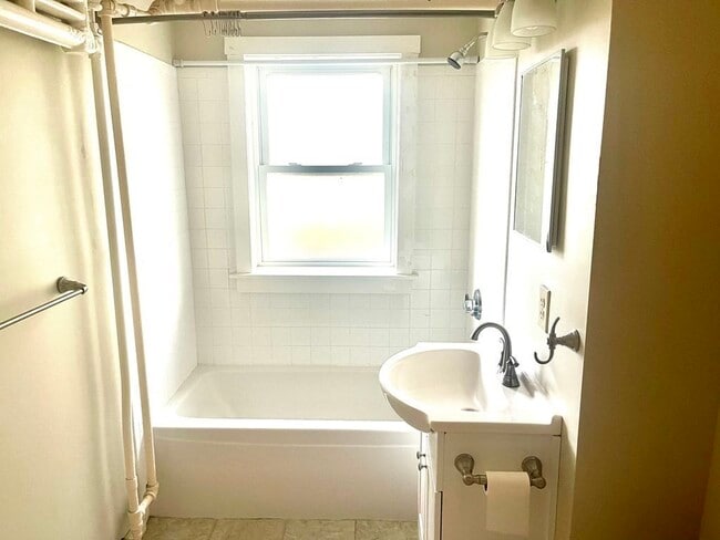 Building Photo - 6 Trottier St