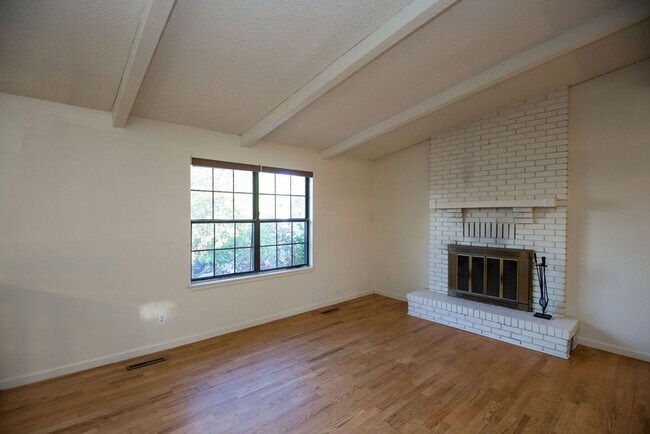 Foto del edificio - Spacious 4 Bedroom in Mid-Town Fort Collins