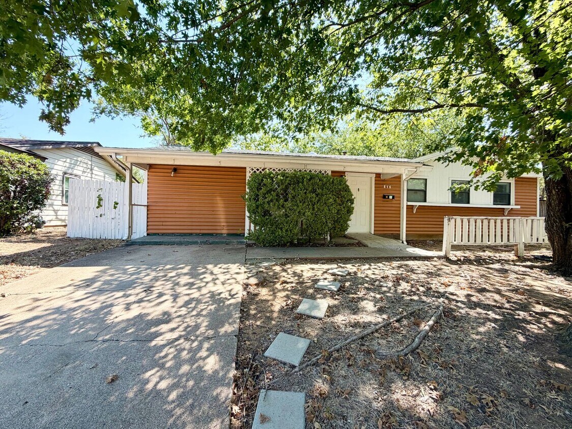 Photo - 816 Denton Dr