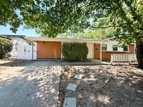 Building Photo - 816 Denton Dr
