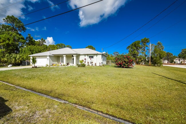 Foto del edificio - 5574 NW Cruzan Avenue