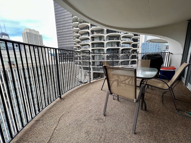 Foto del edificio - 300 N State St