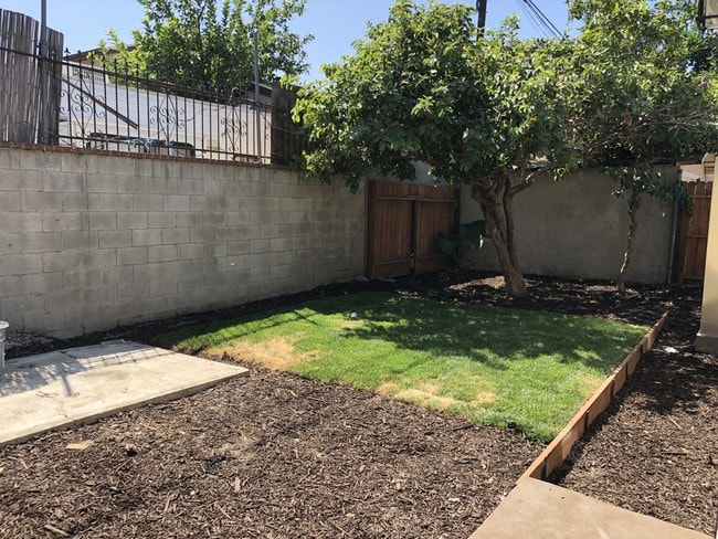 Building Photo - 712 W 54th St