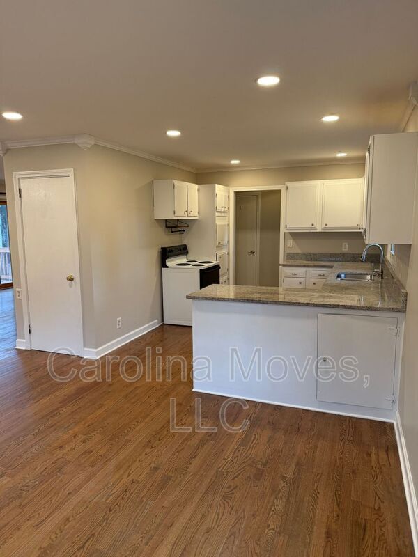 Photo - 708 W Lee Rd House