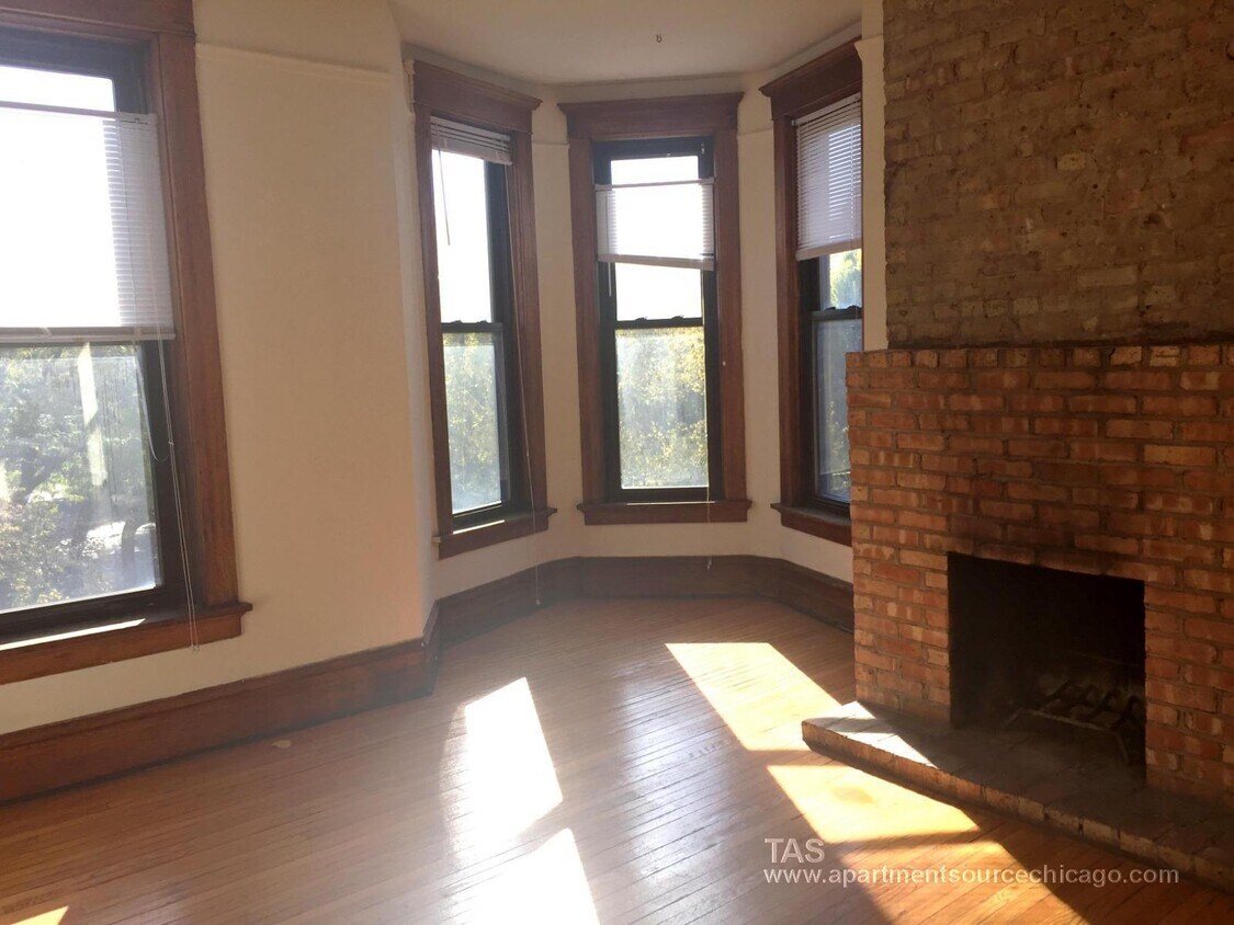 Primary Photo - 358 W Dickens Ave