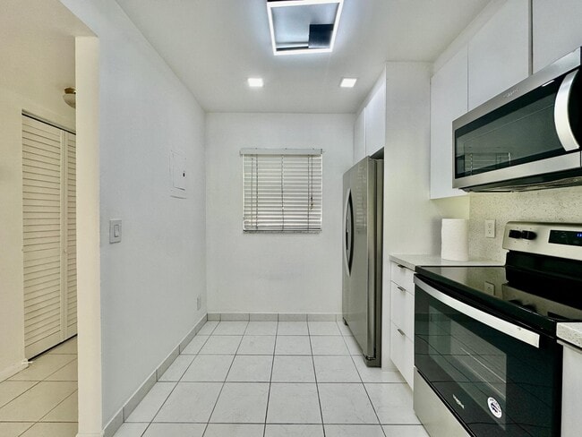 Building Photo - 6796 Palmetto Cir S
