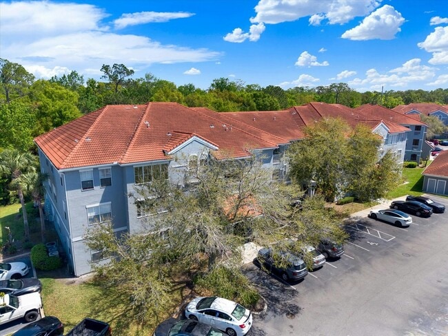 Foto del edificio - 18001 Richmond Pl Dr