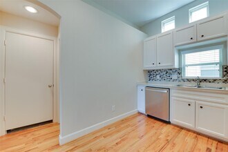 Building Photo - 5941 S Loop E