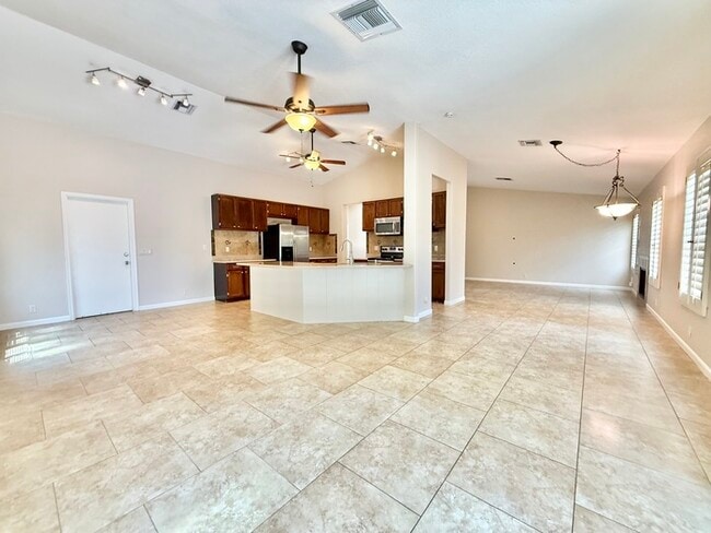 Building Photo - Fabulous 3-Bedroom with Pool!!