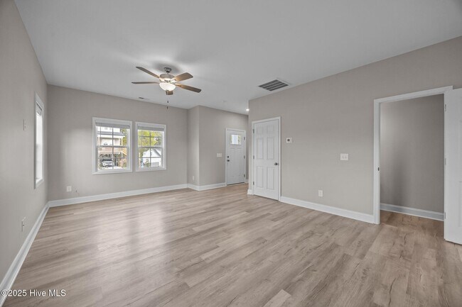 Building Photo - 201 Broadleaf Dr