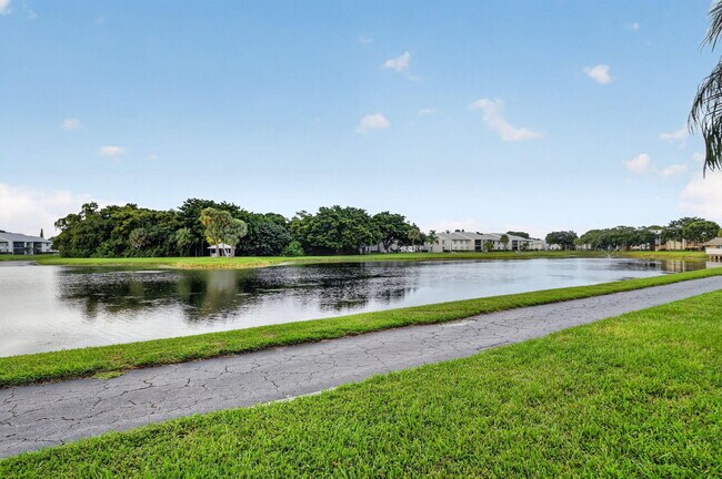 Foto del edificio - 1002 Green Pine Blvd