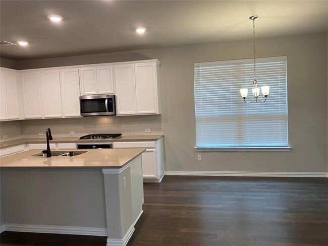 Building Photo - 2121 Miramar Dr