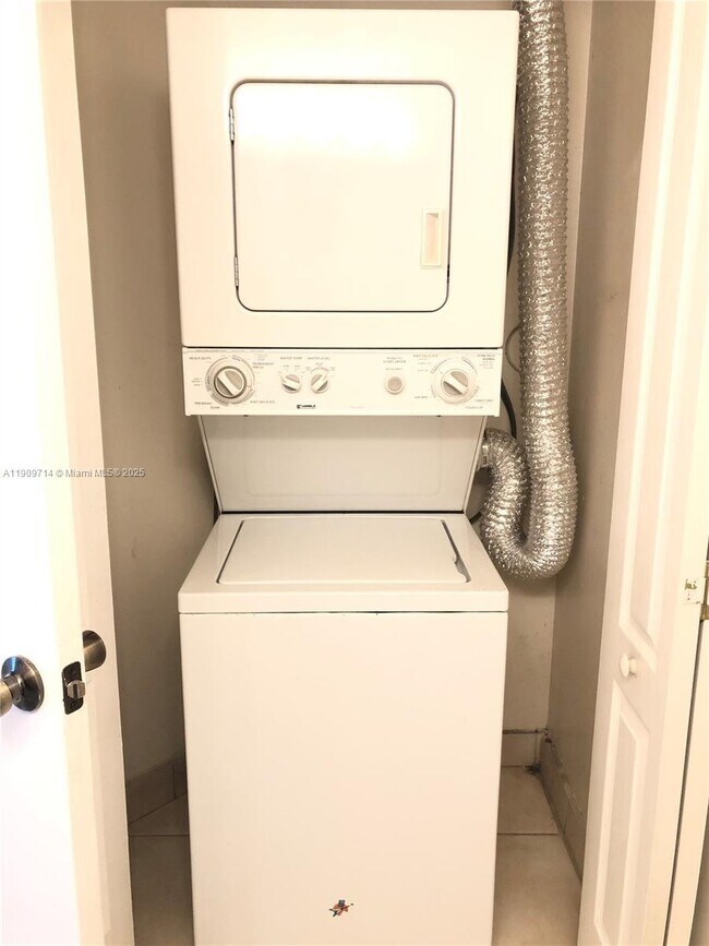 Foto del edificio - 4637 NW 97th Ct