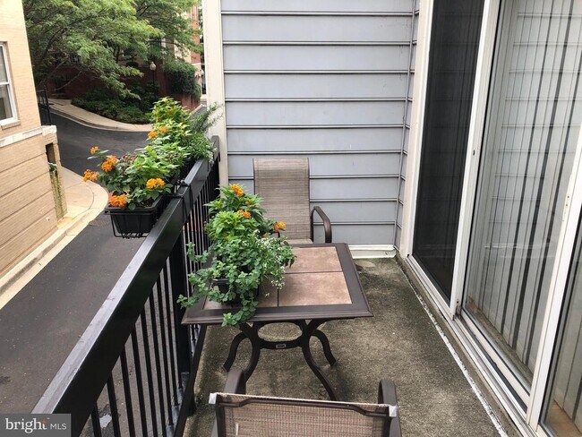 Foto del edificio - 2413 20th St NW