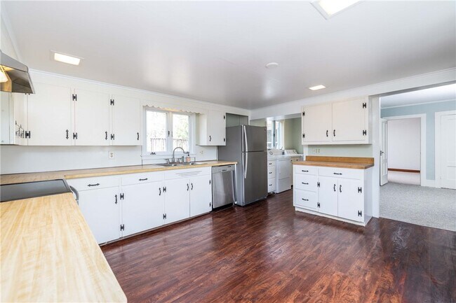Foto del edificio - 1253 Fairport Rd