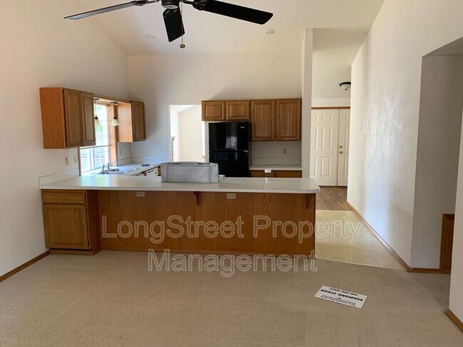Foto del edificio - 3044 NE Glacier Way