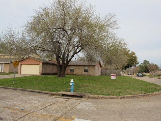 Building Photo - 8402 Twin Lamps Ln