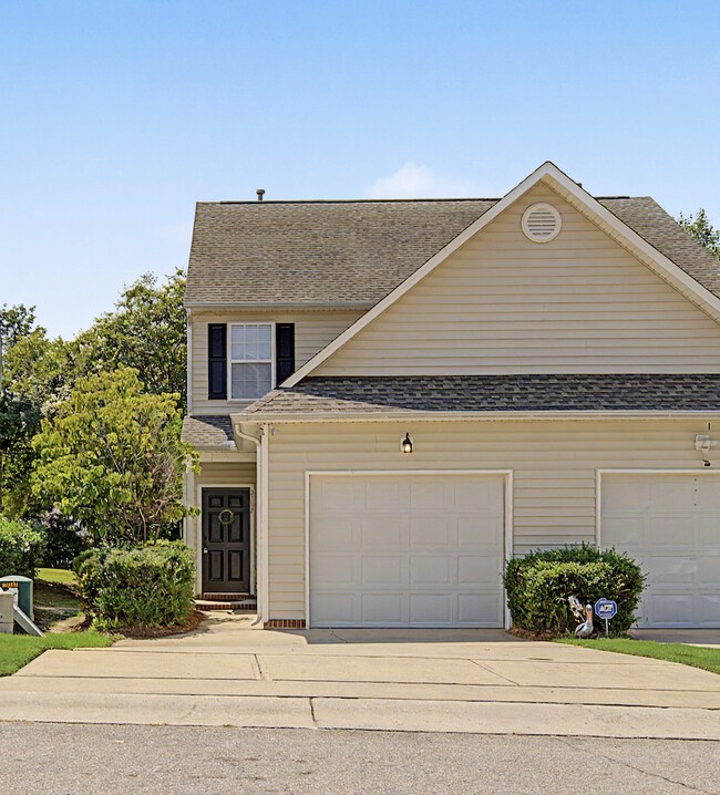 Foto del edificio - Townhome in Desirable Hedingham Community