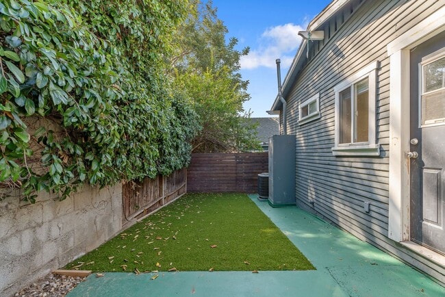 Foto del edificio - Stylish 2-Bedroom Retreat with Private Yar...