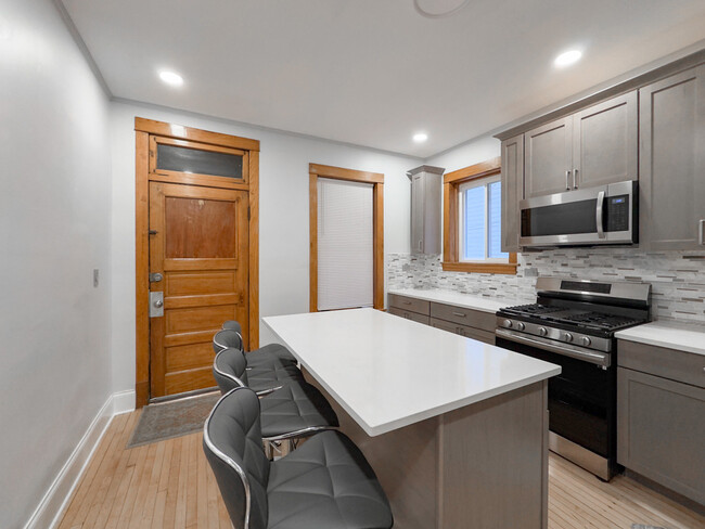 Building Photo - 4322 W Kamerling Ave