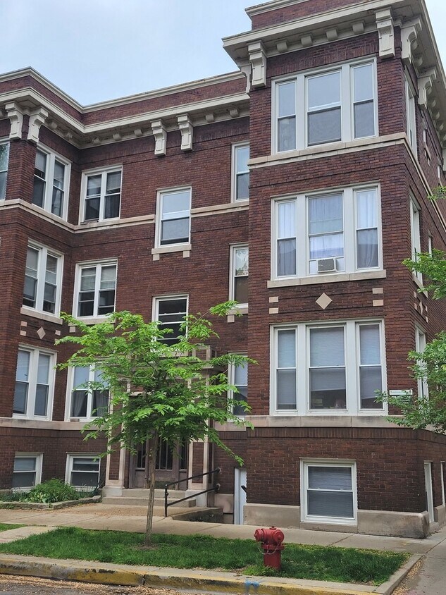 Primary Photo - 6303 N Lakewood Ave