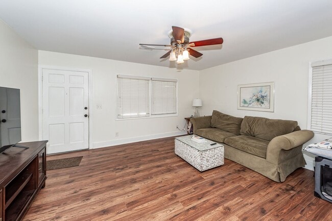 Building Photo - 3 Bedroom 2 Bath Home in West Ashley Plant...