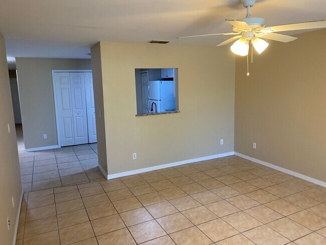 Building Photo - Centrally located 3 Bedroom, 2 Bath Duplex