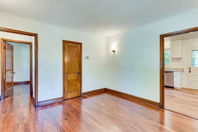 Foto del edificio - Charming 3bd/ 2ba Cape Cod w/ backyard woo...