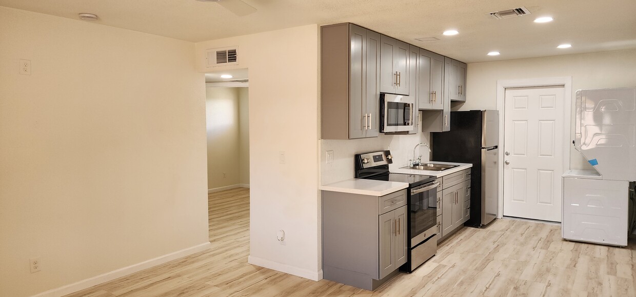 Primary Photo - 2026 E Glenrosa Ave