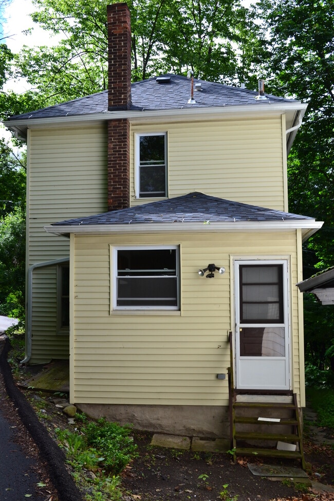 Building Photo - 2115 Hollister Ave