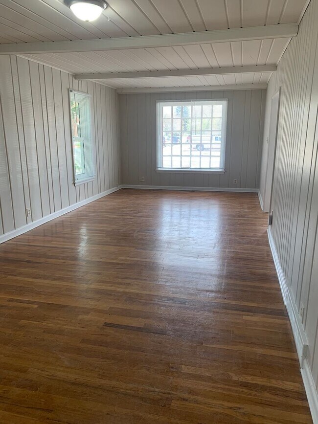 Building Photo - 4 BEDROOM, 1 BATHROOM, SINGLE FAMILY HOME,...