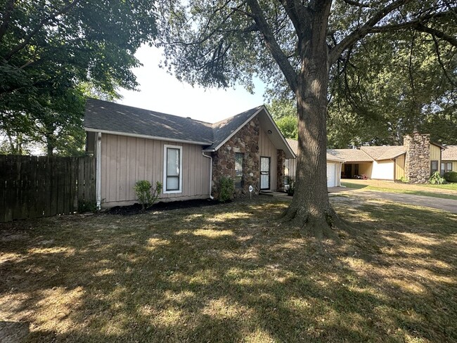 Building Photo - 3848 Lawrenceton - Available Now!