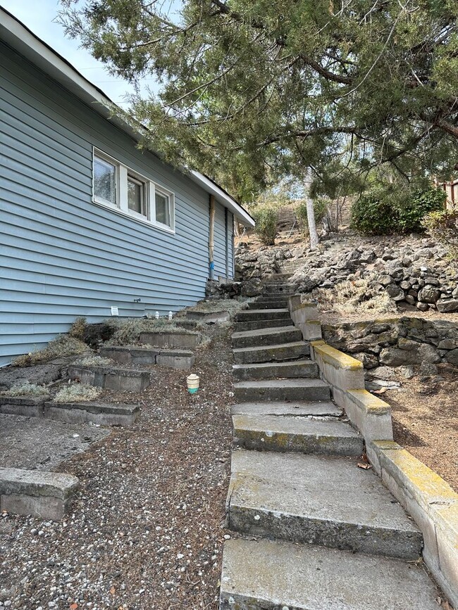 Building Photo - Enoy the picturesque views of Lake Ewauna ...
