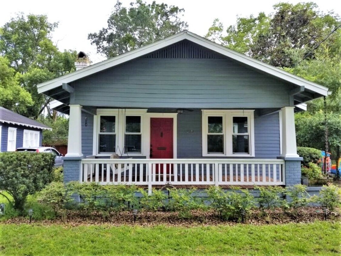 Foto principal - Updated 2 bedroom home with bonus room and...