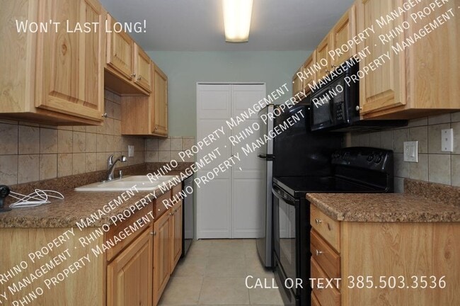 Building Photo - 3 Bedroom/3.5 Bathroom Townhouse In Midvale