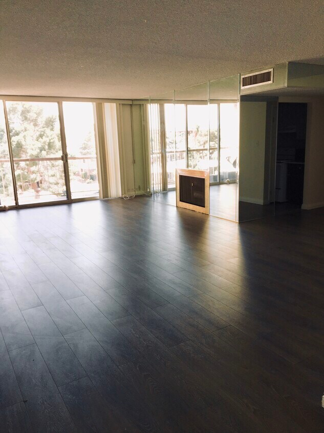 Primary Photo - 730 S Royal Crest Cir