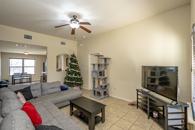 Foto del edificio - 5819 St Sylvia Loop