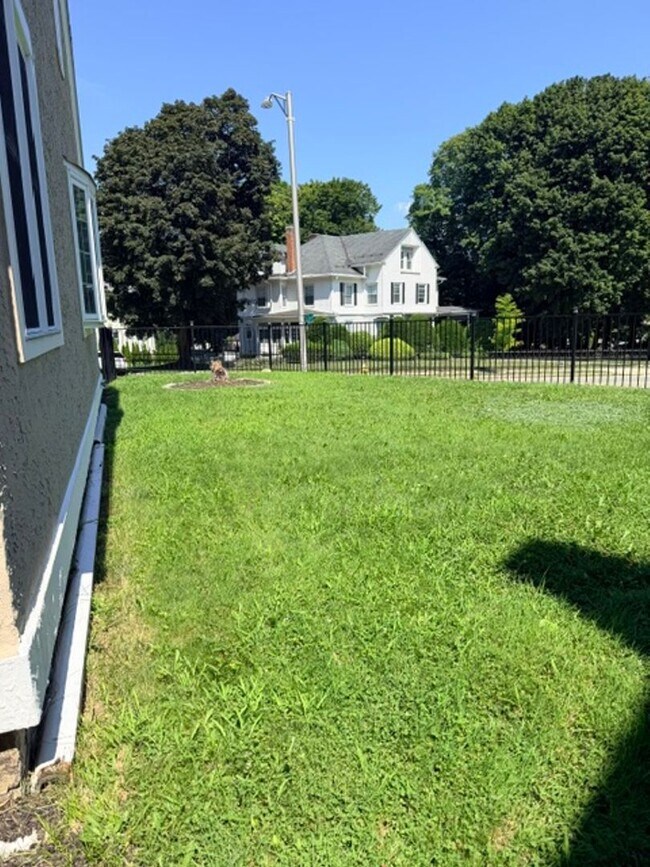 Foto del edificio - 860 Pleasant St