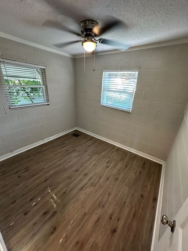 Building Photo - 124 Wood St