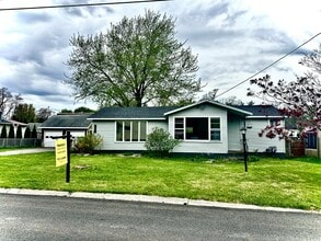 Building Photo - 912 Mann Ave