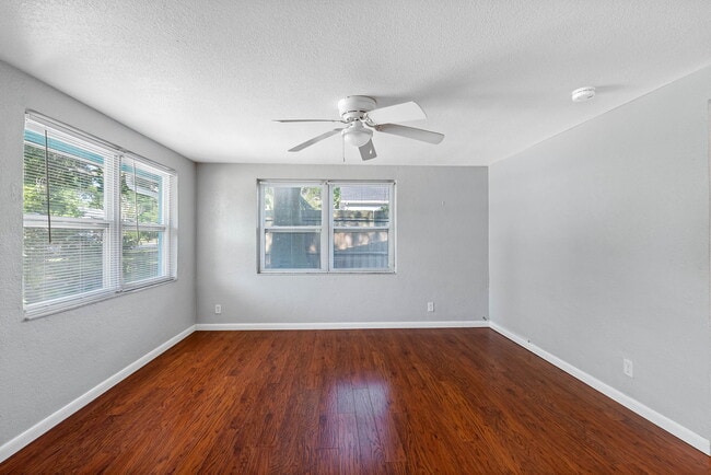 Building Photo - Lovely Largo Home